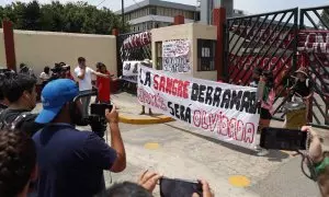 Un grupo de estudiantes de la Federación Universitaria de San Marcos hablan hoy, en una de las entradas de la Universidad Nacional Mayor de San Marcos (UNMSM), en Lima (Peru).