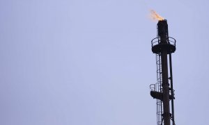 Detalle de una de las chimenea de la Refinería Cepsa de San Roque. E.P./Joaquin Corchero