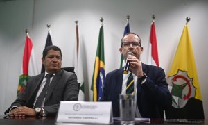 El interventor federal en la seguridad pública del Distrito Federal, Ricardo Cappelli (d), y el nuevo secretario de Seguridad del Distrito Federal, Sandro Avelar (i), en Brasilia (Brasil), a 27 de enero.
