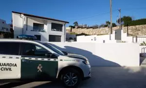 Un vehículo de la Guardia Civil en la vivienda del barrio residencial de Percibilleira, en la villa de Baiona, donde ha sido hallado el cuerpo de la mujer.