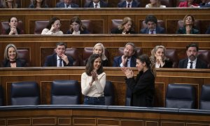 09/02/2023.- Las ministras de Derechos Sociales, Ione Belarra (c), y de Igualdad, Irene Montero (d), aplauden tras aprobarse el proyecto de ley de bienestar animal. Fernando Villar, EFE