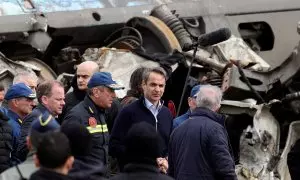 El primer ministro griego, Kyriakos Mitsotakis, ha acudido al lugar donde se ha producido el accidente ferroviario cerca de la ciudad de Larissa, este 1 de marzo de 2023.