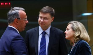 El ministro de Finanzas griego, Christos Staikouras, el comisario europeo Valdis Dombrovskis y la ministra de Economía española, Nadia Calvino, hablan durante el Ecofin celebrado este martes en Bruselas.