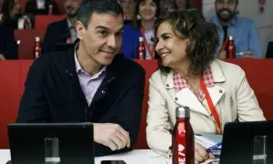 El presidente del Gobierno y secretario general del PSOE Pedro Sánchez (i) y la ministra de Hacienda y vicesecrataria general del partido María Jesús Montero (d) asisten a la reunión del Comité Federal del PSOE en la calle Ferraz en Madrid