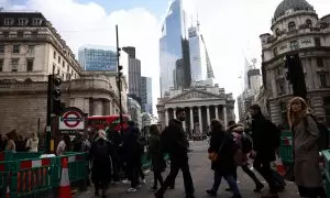 Los peatones pasan por delante de la sede del Banco de Inglaterra, en la City (el distrito financiero) de Londres. REUTERS/Henry Nicholls.