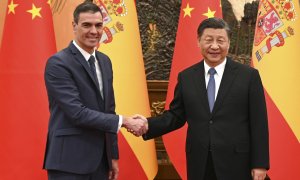 31/03/2023.- El presidente del Gobierno, Pedro Sánchez (i) saluda al presidente chino, Xi Jinping (d) durante su encuentro este viernes en el Gran Palacio del Pueblo en el marco de su visita oficial a China. EFE/ Borja Puig De La Bellacasa /Moncloa Pool