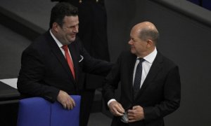 El canciller alemán Olaf Scholz, a la derecha, y el ministro alemán de Trabajo y Asuntos Sociales Hubertus Heil.