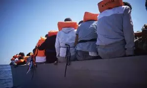 Varios de los migrantes que viajan en una patera avistada por la ONG Open Arms desde el barco 'Astral', a 8 de septiembre de 2021, en el Mar Mediterráneo, en las inmediaciones de Lampedusa, Sicilia (Italia)