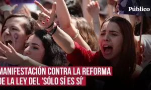 Montaje con imagen de archivo de una manifestación feminista.