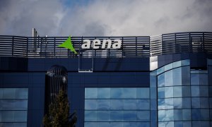 El logo de Aena, en la sede central del gestor de la red de aeropuertos, en Madrid. E.P./Alejandro Martínez Vélez