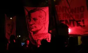 Varias personas durante una manifestación por el aniversario de la muerte de José Antonio Primo de Rivera, a 19 de noviembre de 2021, en Madrid.