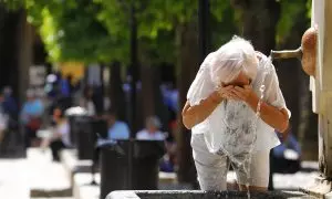 Una mujer se refresca en una fuente de Córdoba debido a las altas temperaturas del mes de abril