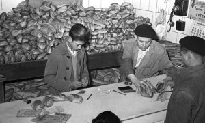 Despacho de pan con cartillas de racionamiento en Madrid, en 1940.