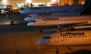 Aviones de la aerolínea alemana Lufthansa, en el aeropuerto de Fráncfort. REUTERS/Kai Pfaffenbach