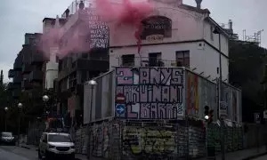 Uno de los edificios durante una protesta contra las ocupaciones de El Kubo y La Ruïna en la plaza de Bonanova, Barcelona, a 9 de mayo de 2023.