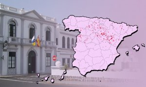 Mapa de los municipios que no han tenido concejalas sobre la imagen de la fachada de un ayuntamiento