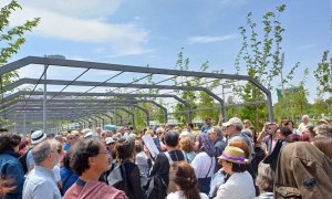 Vecinos de Chamberí disfrutan de un paseo de Jane en el recién inaugurado parque del distrito madrileño, a 21 de mayo de 2023.