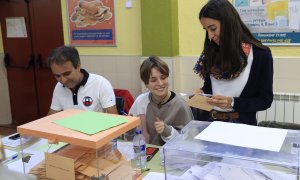 28/05/2023 - Los integrantes de una mesa electoral del colegio CEIP Ciudad de Roma, a 28 de mayo en Madrid.