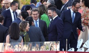 El presidente del PP, Alberto Núñez Feijóo (i) y el líder de Vox, Santiago Abascal (d), durante el acto solemne de homenaje a la bandera nacional y desfile militar en el Día de la Hispanidad, a 12 de octubre de 2022, en Madrid.