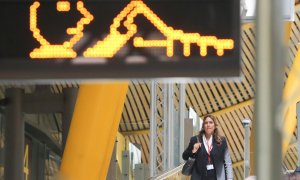 Una azafata de vuelo, pasea por una terminal del Aeropuerto Adolfo Suárez Madrid- Barajas.