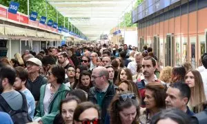 Numerosas personas asisten a la Feria del Libro de Madrid 2023, a 27 de mayo de 2023.