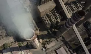 El humo sale de las chimeneas de la central eléctrica de carbón Kosova A en la ciudad de Obilic, Kosovo.