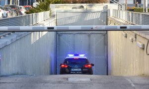 Un coche de policía a su llegada a la Audiencia Nacional, a 27 de enero de 2023, en Madrid (España). La Policía Nacional detuvo el miércoles 25 de enero, en Miranda de Ebro (Burgos), a un hombre por su presunta relación con el envío de las cartas explosiv