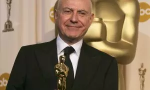 El actor Alan Arkin con la estatuilla, a 25 de febrero de 2007, en Los Angeles.