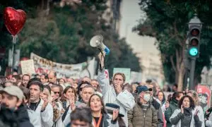 Un hombre con un megáfono durante una manifestación de médicos y pediatras desde la Consejería de Sanidad hasta la sede del Gobierno regional, a 30 de noviembre de 2022, en Madrid.