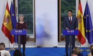 El presidente del gobierno, Pedro Sánchez, y la presidenta de la Comisión Europea, Ursula Von der Leyen, ofrecen una rueda de prensa en el Museo de las Colecciones Reales.