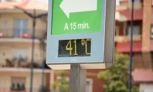 Un termómetro situado en el cruce de la Calle Hellín con la Avenida de España marca 41 ºC, a 11 de julio de 2023, en Albacete, Castilla-La Mancha.