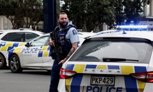 Varios policías armados en la zona del tiroteo de Auckland, en Nueva Zelanda, a 19 de julio de 2023.