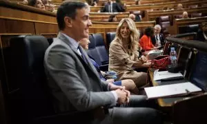 El presidente del Gobierno, Pedro Sánchez y la vicepresidenta segunda y ministra de Trabajo y Economía Social, Yolanda Díaz, durante una sesión de control al Gobierno.