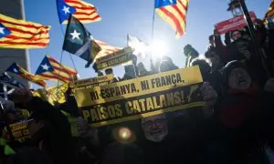 arias personas participan en la manifestación ‘Aquí no s'ha acabat res' contra la Cumbre Hispano-Francesa, a 19 de enero de 2023, en Barcelona, Catalunya (España). El independentismo catalán se manifiesta en una protesta unitaria en respuesta a la XXVII C