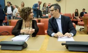 La ministra de Hacienda y Función Pública, María Jesús Montero, y el ministro de la Presidencia, Relaciones con las Cortes y Memoria Democrática, Félix Bolaños, conversan durante la reunión de la Diputación Permanente del Congreso de los Diputados