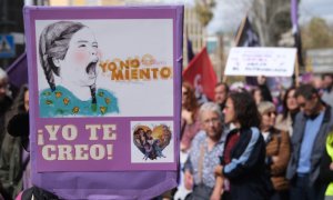 Un cartel en el que se lee: 'Yo te creo', durante una manifestación convocada por la Plataforma 8M en la Plaza Tarraco por el 8M, Día Internacional de la Mujer, a 8 de marzo de 2023, en Tarragona.