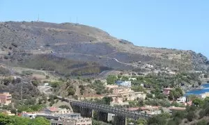 05/08/2023 - Imatge de Colera (Alt Empordà), amb part de la muntanya cremada.
