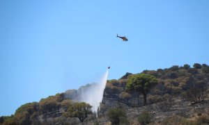 05/08/2023 - Un helicòpter treballa en l'extinició d'un dels focus de l'incendi de Portbou (Alt Empordà) durant la tarda de dissabte.