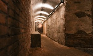 Un túnel cap a l'espai museístic del refugi antiaeri de la plaça de la Revolució