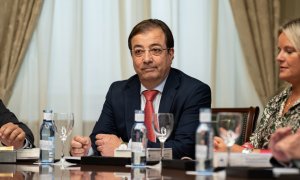 El vicepresidente segundo del Senado, Guillermo Fernández Vara, en la mesa de trabajo tras la Sesión Constitutiva, en el Senado, a 17 de agosto de 2023,