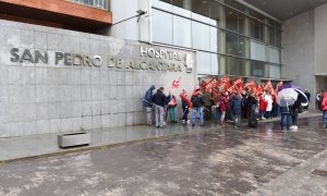 Manifestantes de CCOO y personal sanitario portan banderas de CCOO durante la concentración convocada por los precios de la energía eléctrica frente al Hospital San Pedro de Alcántara, a 23 de marzo de 2022, en Cáceres, Extremadura (España).