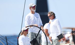 Felipe VI navega en la regata a bordo del TP52 'Aifos' a su llegada al Real Club Naútico de Palma, a 31 de julio de 2023, en Palma de Mallorca.