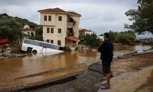 Un hombre observa un autobús sumergido tras las inundaciones , en Platanias, Grecia, el 6 de septiembre de 2023.