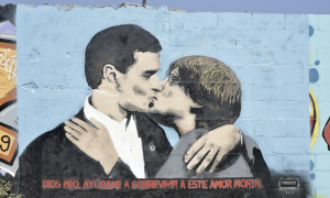 Mural al parc de les Glòries de l'artista TVBoy que recrea un petó entre Sánchez i Puigdemont.