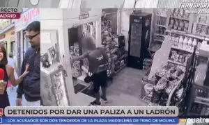 Momento en el que la periodista Isa Balado tiene que parar a un hombre tras tocarla el culo en pleno directo.