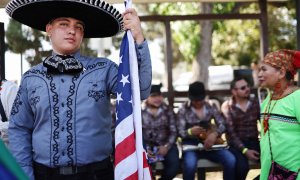 Un participante sostiene una bandera estadounidense en el Día de la Independencia de México en Los Ángeles, a 10 de septiembre de 2023.