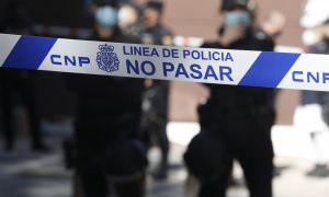 Imagen de archivo de varios policías vigilando una vivienda en el distrito de Villaverde, a 5 de noviembre de 2021, en Madrid.