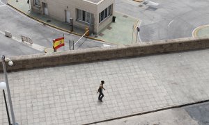 Un menor migrantes camina por las calles de Melilla.