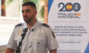 El Jefe del Grupo de Protección al Menor de la Unidad Central de Ciberdelincuencia, Javier Izquierdo de la Rosa, atiende a los medios de comunicación en relación a la investigación que se está llevando a cabo en la localidad de Almendralejo (Badajoz), a r