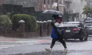 Un peatón camina durante las fuertes lluvias que provocaron inundaciones generalizadas en el distrito de Queens de Nueva York, Nueva York (EEUU), a 29/09/2023.